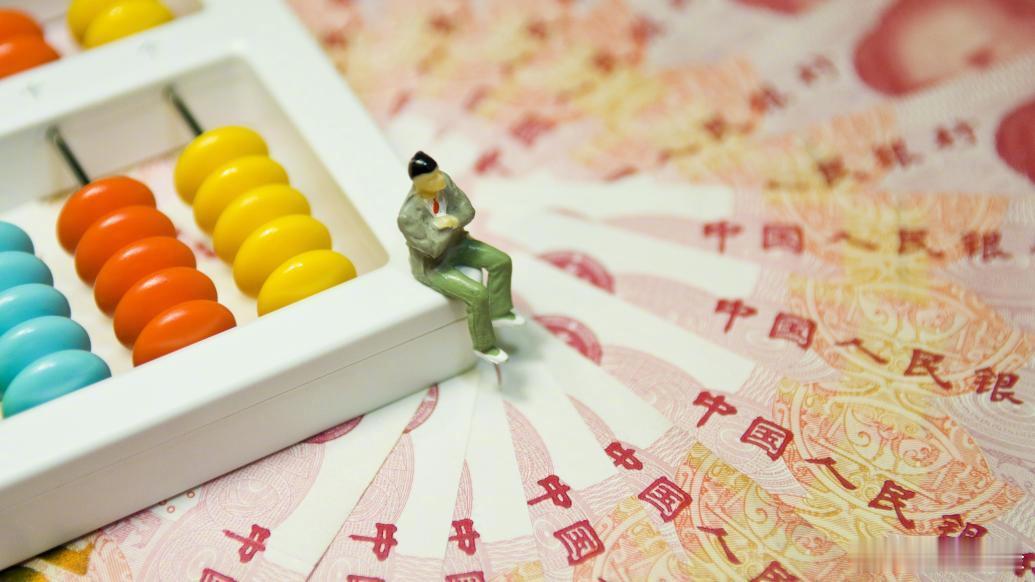 【业内人士提醒勿盲目赌汇率走势】春节将至，人民币强势破关。2月12日，在岸、离岸