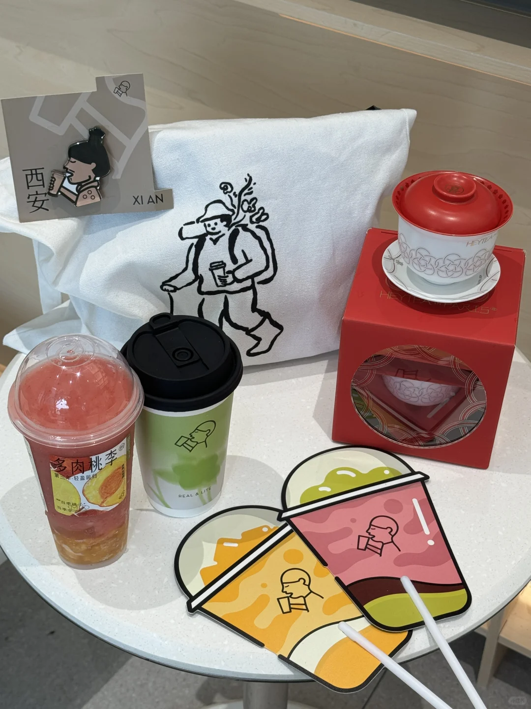 喜茶你小子是真大方啊！！周边领了一堆…