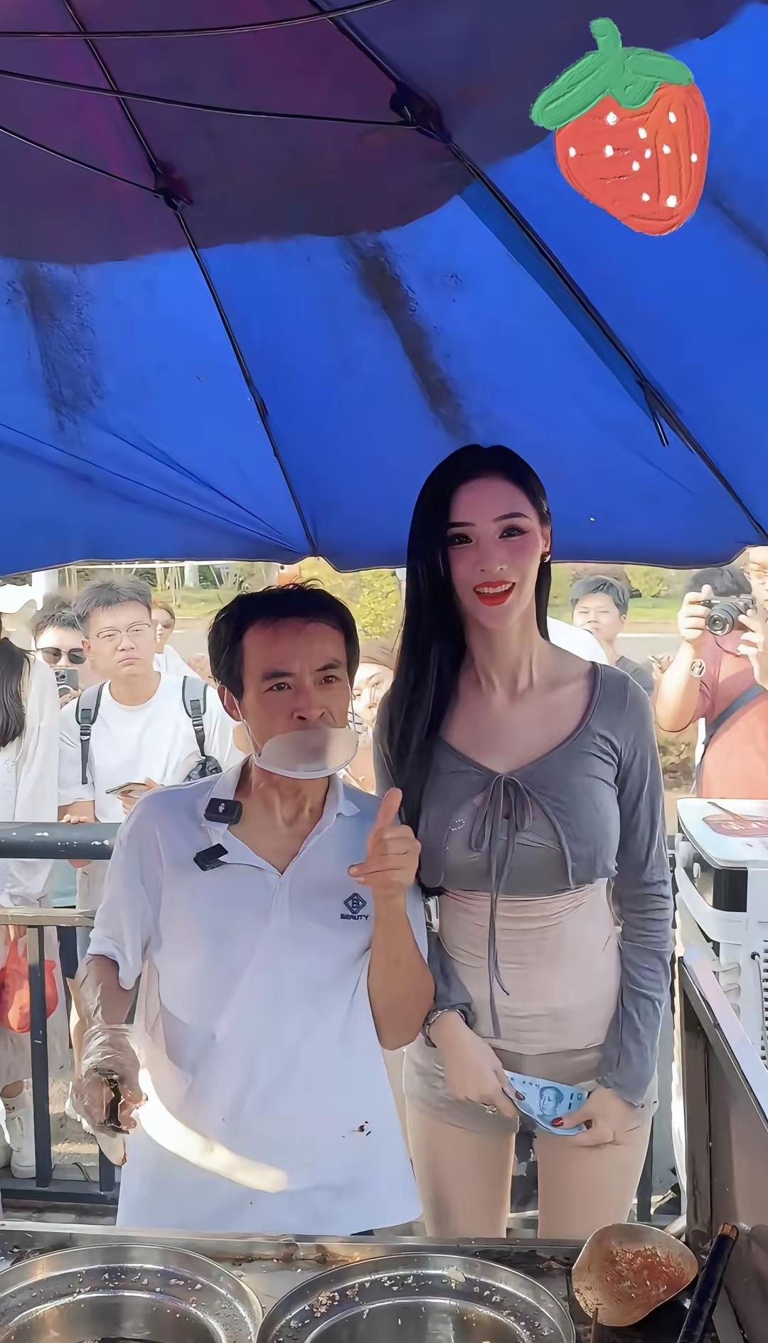 现在有些人把流量密码玩得也太溜了！“鸡排哥”的摊位前又热闹了，这次来的是女明星吴