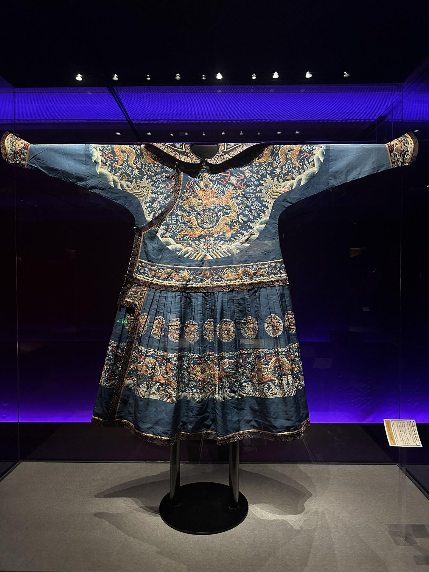 清嘉庆帝蓝色十二章缂丝朝服袍，朝服袍为清代最高规格礼服，用于重大场合及...