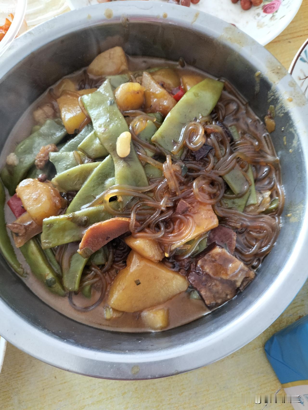 今天中午我家两个菜，豆角炖土豆，红烧带鱼。

豆角是上午去超市买的，有一包特价豆