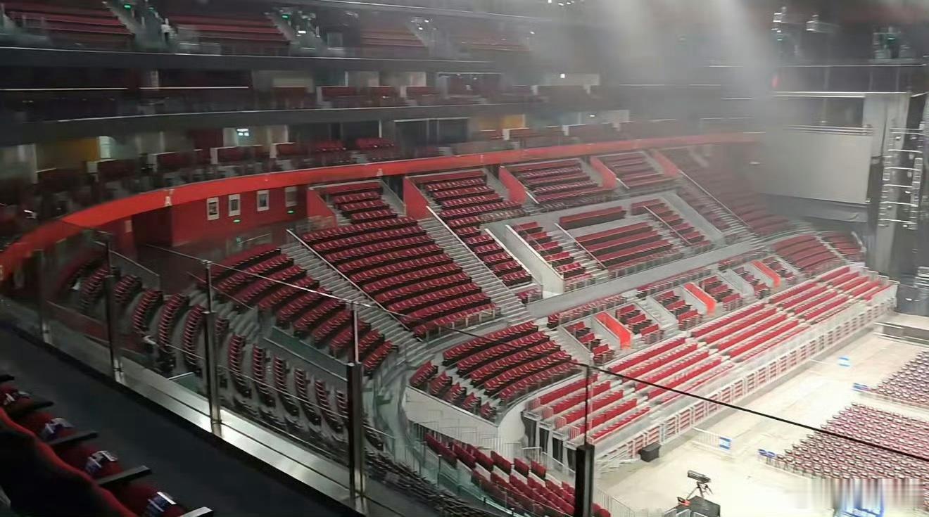 王俊凯这么小的体育馆百万人抢票，200万人抢8000多票，那为什么不开个大点的场