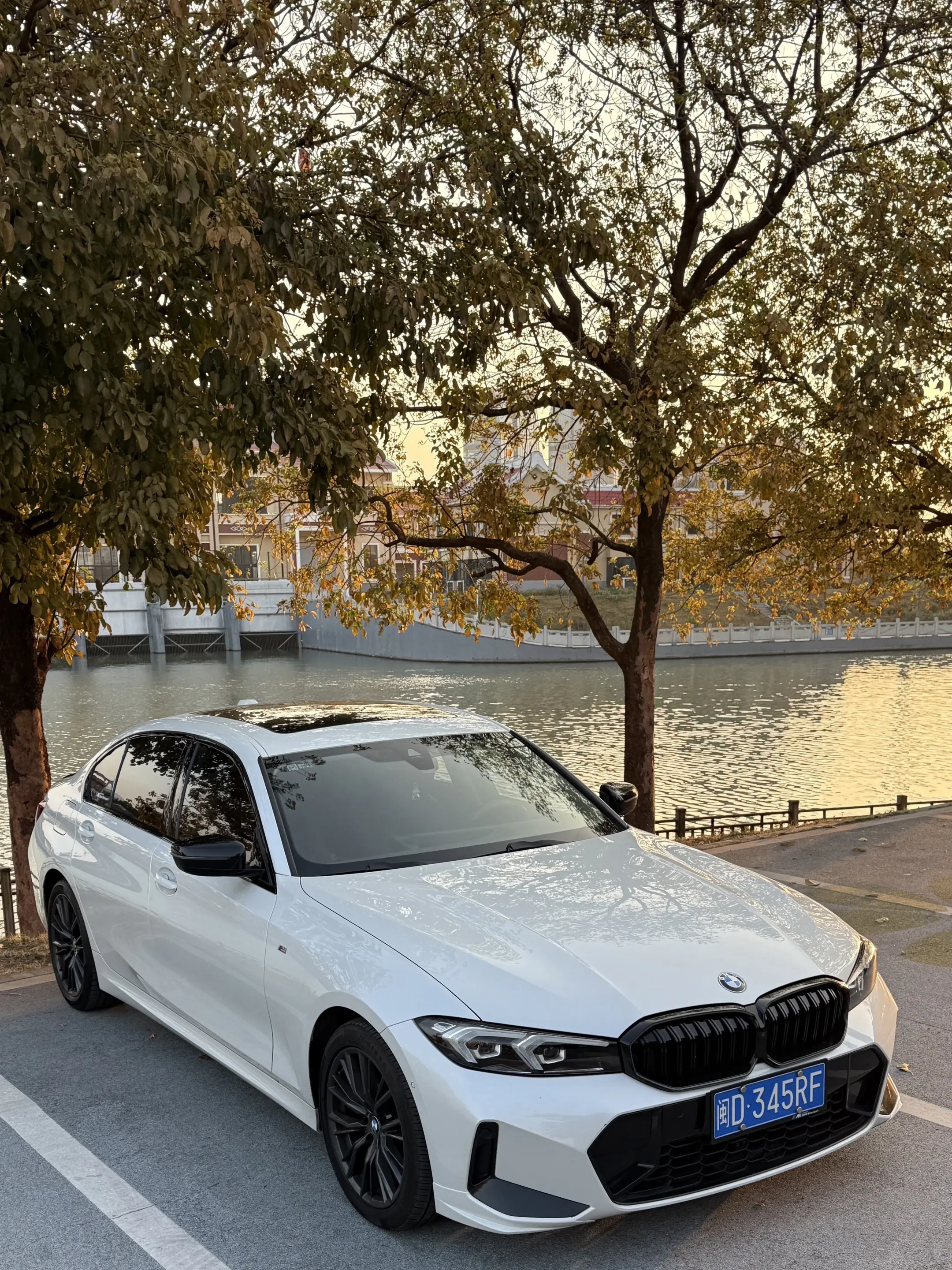 买325Li运动的有没有后悔当时没有上330Li耀夜？哈曼卡顿真的很香！！