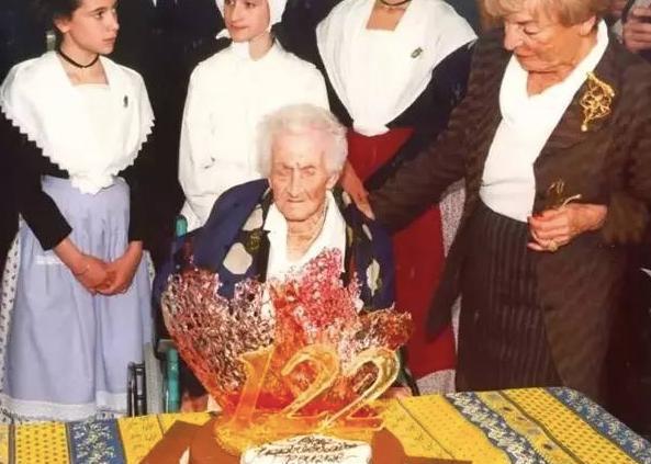 “等我把老太太熬走了，她的房就是我的了。”1965年，法国一位47岁律师，结识了