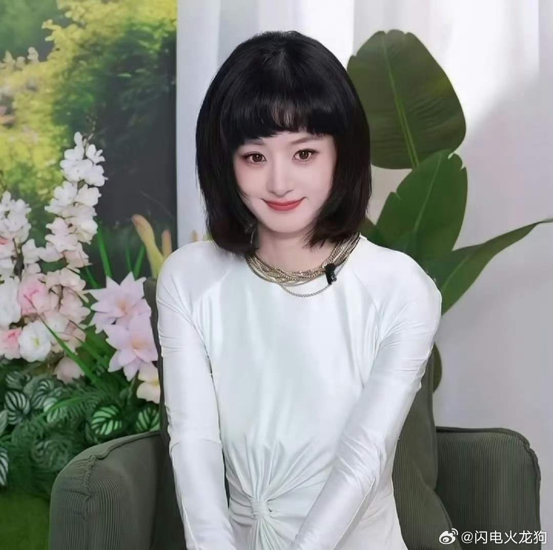 赵丽直播，颖发型师真的不会看现实情况吗？精修图看起来都像是假发。尴尬期了，要么继