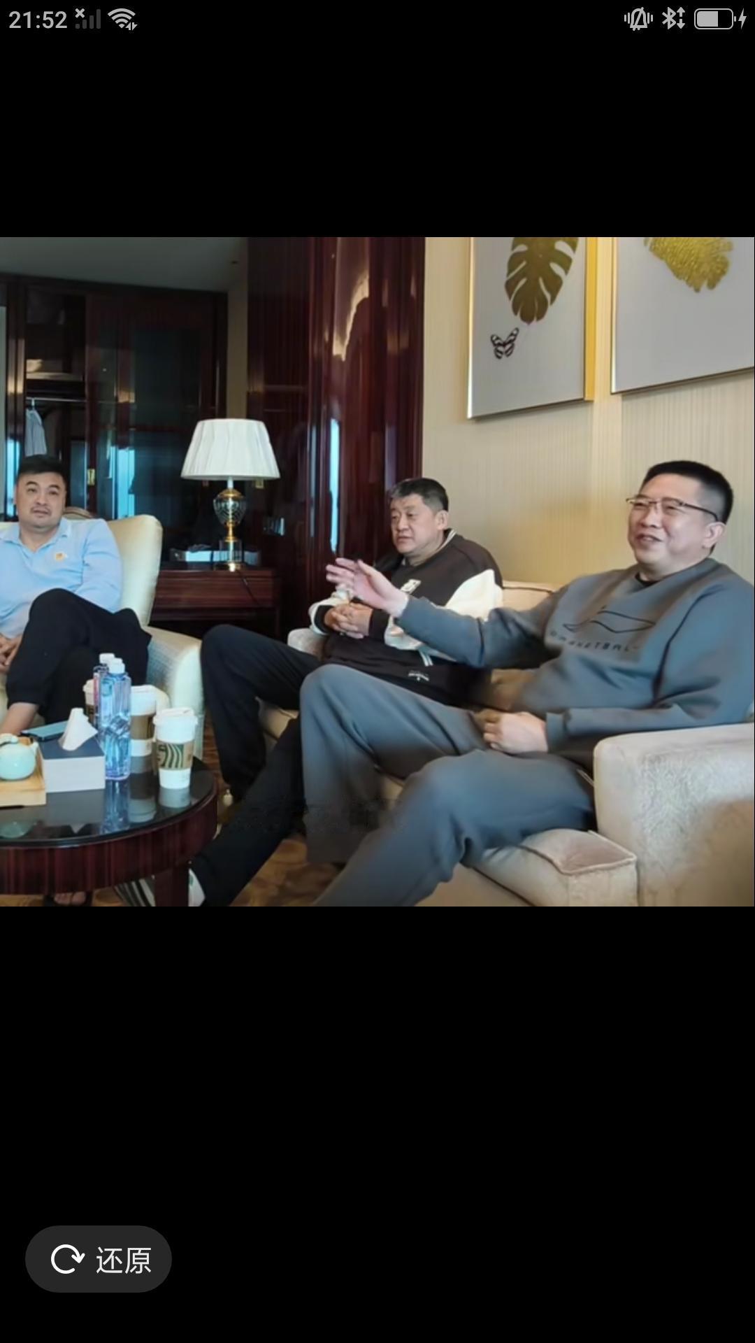 【中国男篮96黄金一代线下相聚，开心畅谈。】胡卫东:当年选奥运会旗手时，从颜值，