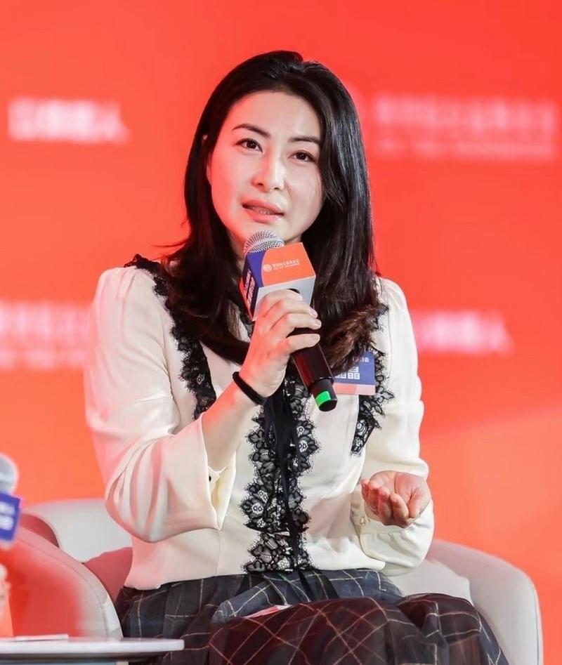 郭晶晶好神奇，她打扮朴素低调妆容也很清淡，但即使跟明星同框也不会输，五官立体眉眼