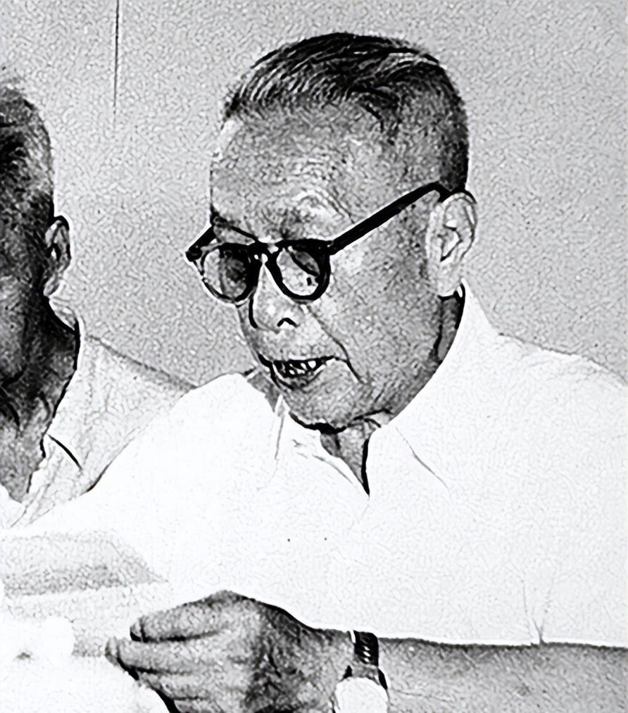 1949年毛主席宴请起义人员，拟名单时特别提醒大家：别忘了我小时候的那个同学！