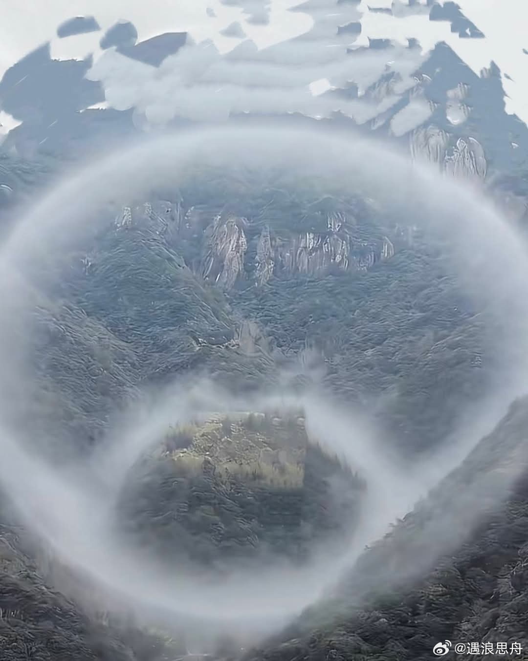 热搜多元内容创作计划凡人修仙传此地灵气充沛，群山如抱，云雾如环。那道流转的白气，