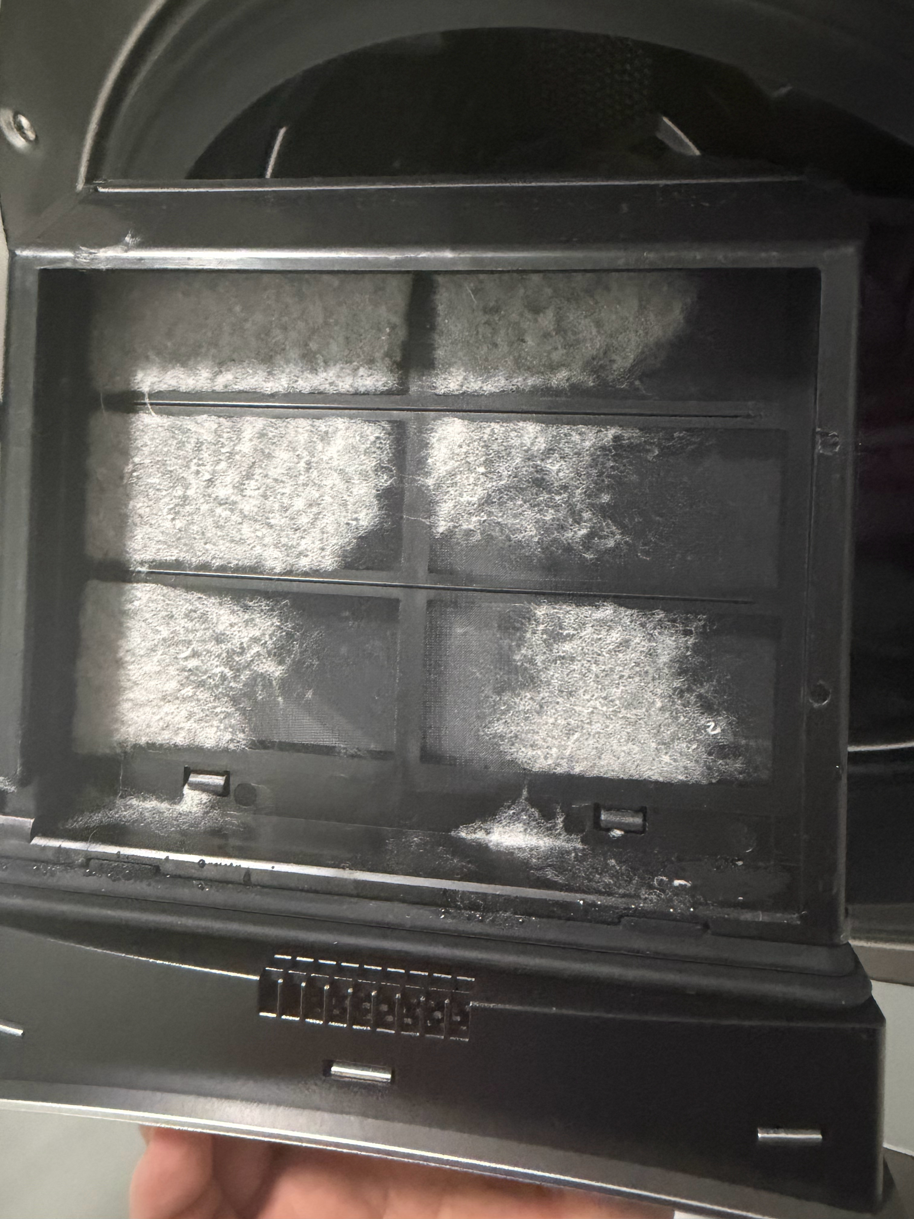 拿着遥控操控洗衣机我还是第一次。集毛器也很给力。烘出的衣服完全不会缠绕也不会皱，