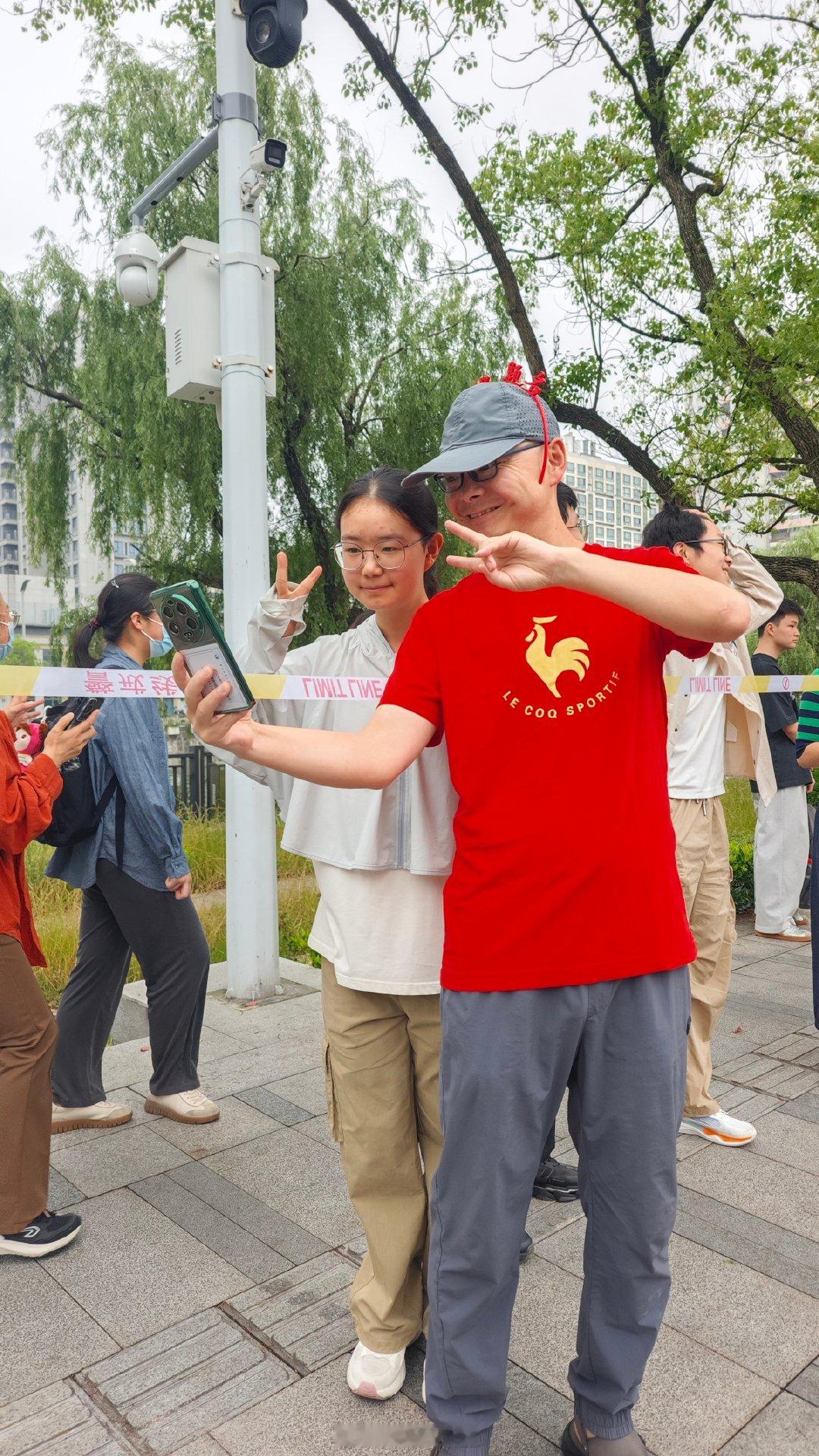 宁波高考现场暖意满满众人携手为学子加油 6月7日，2026年高考正式开考，宁波共