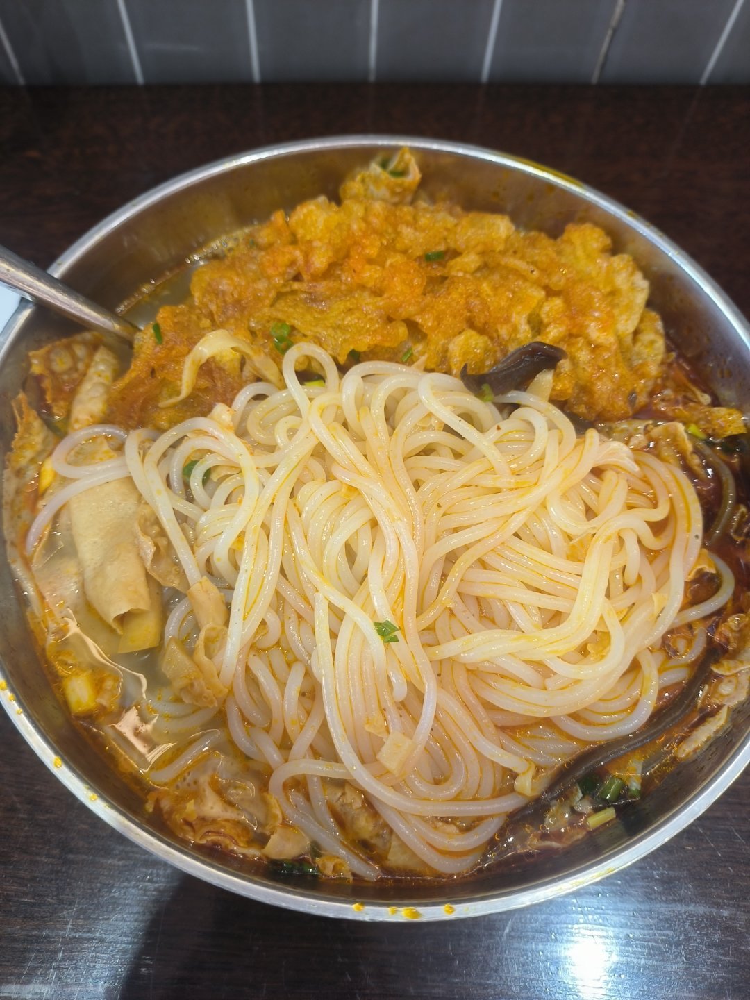 今天这碗螺蛳粉…好油半碗都没吃完 腻嗓子眼 ​​​