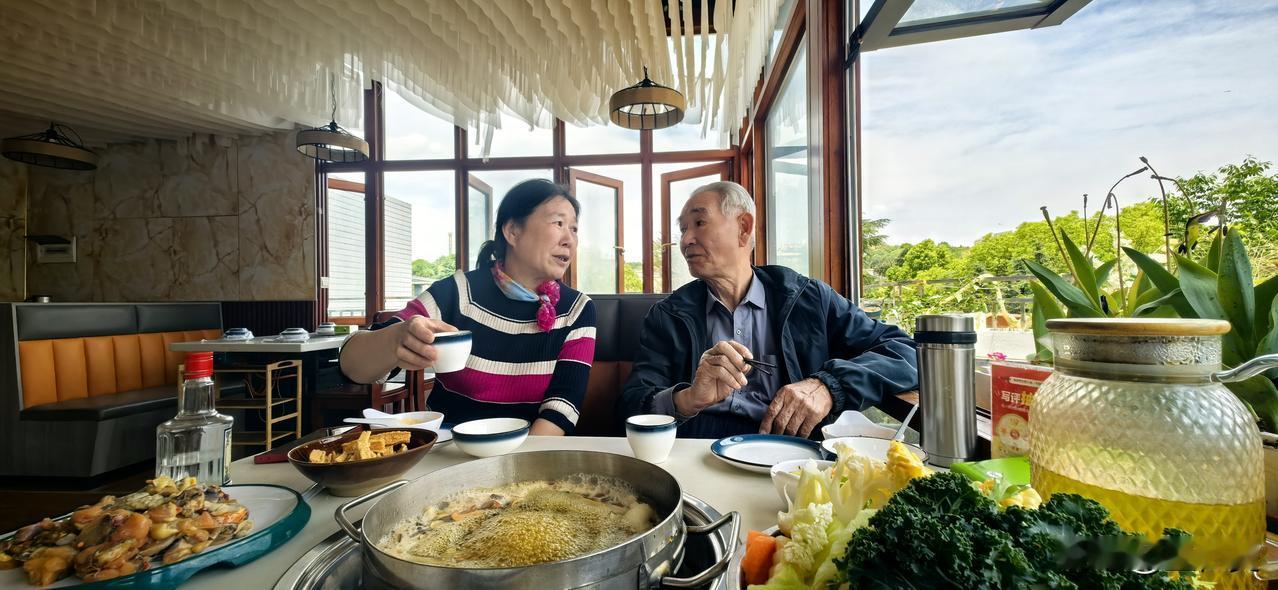 鹧鸪天·昆明自由行第一天
 
日午寻幽到翠湖，晴光潋滟漾清渠。
菌香漫煮滇南味，