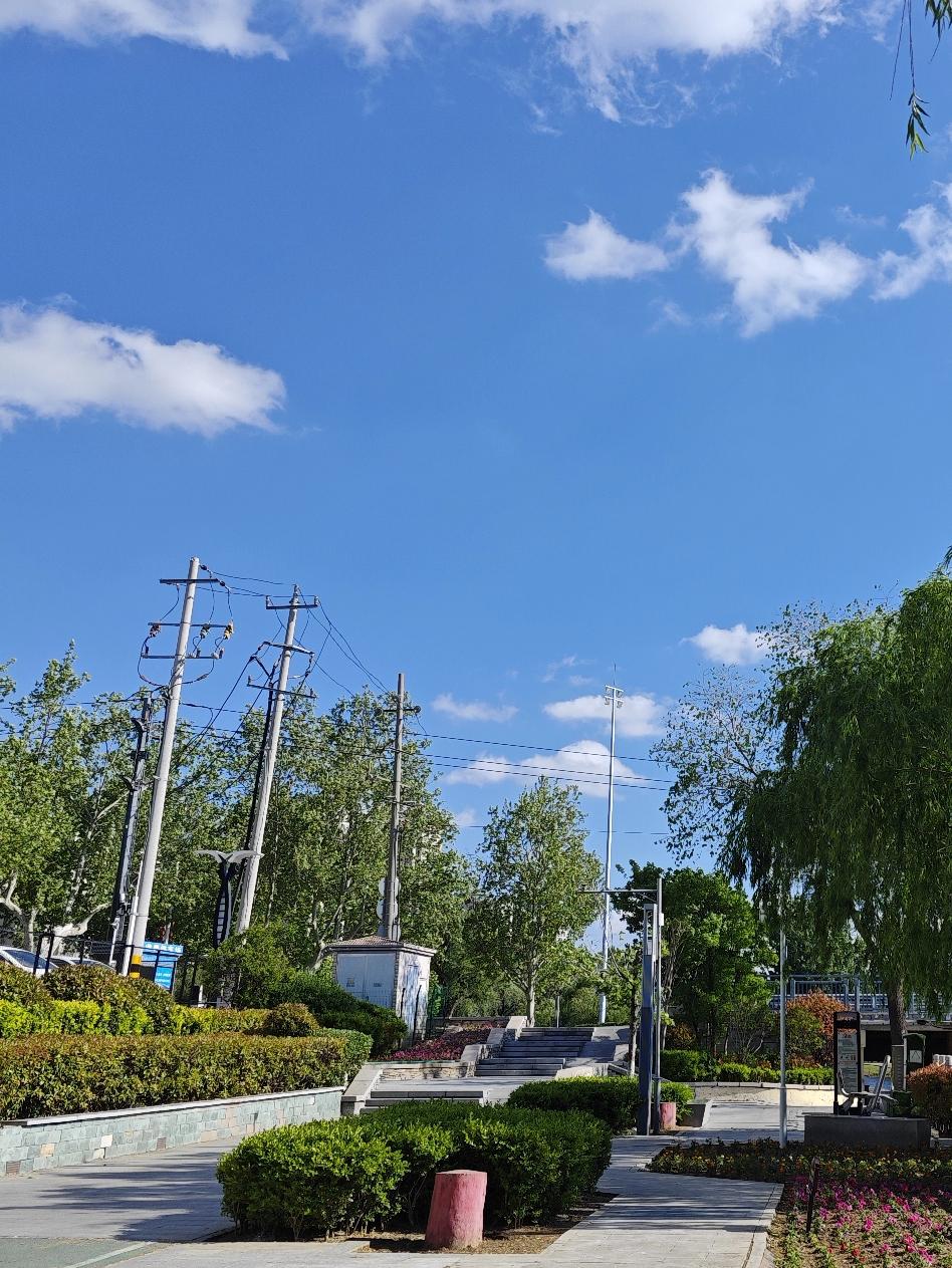 吸烟有害健康，二手烟和“游烟”虽然是在在户外，同样污染空气，对健康的危害同样是非