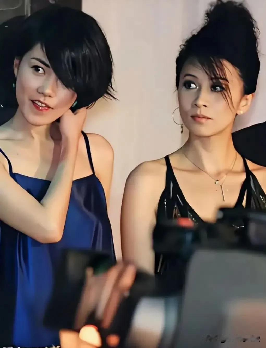 年轻时的刘嘉玲还是挺好看的，好像旁边的王菲都不如她。

而现在，情况就不同了，刘