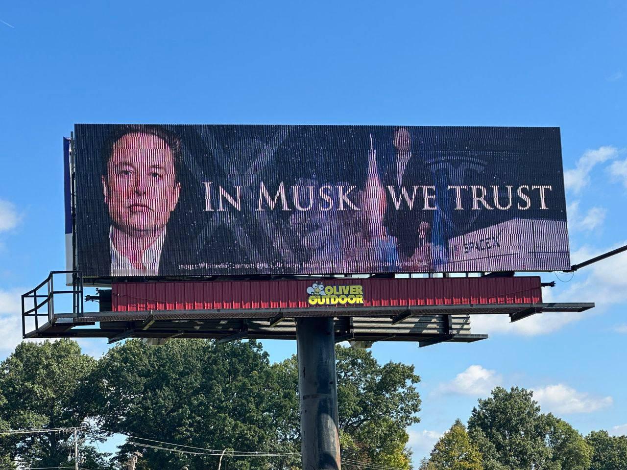 马斯克全力支持特朗普，发布“In Musk We Trust”广告牌，该广告牌距