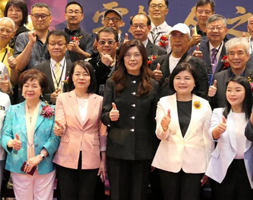 国民党主席郑丽文确实善于政治作秀，她在9日出席台湾云林县的一次活动时身着中山装，