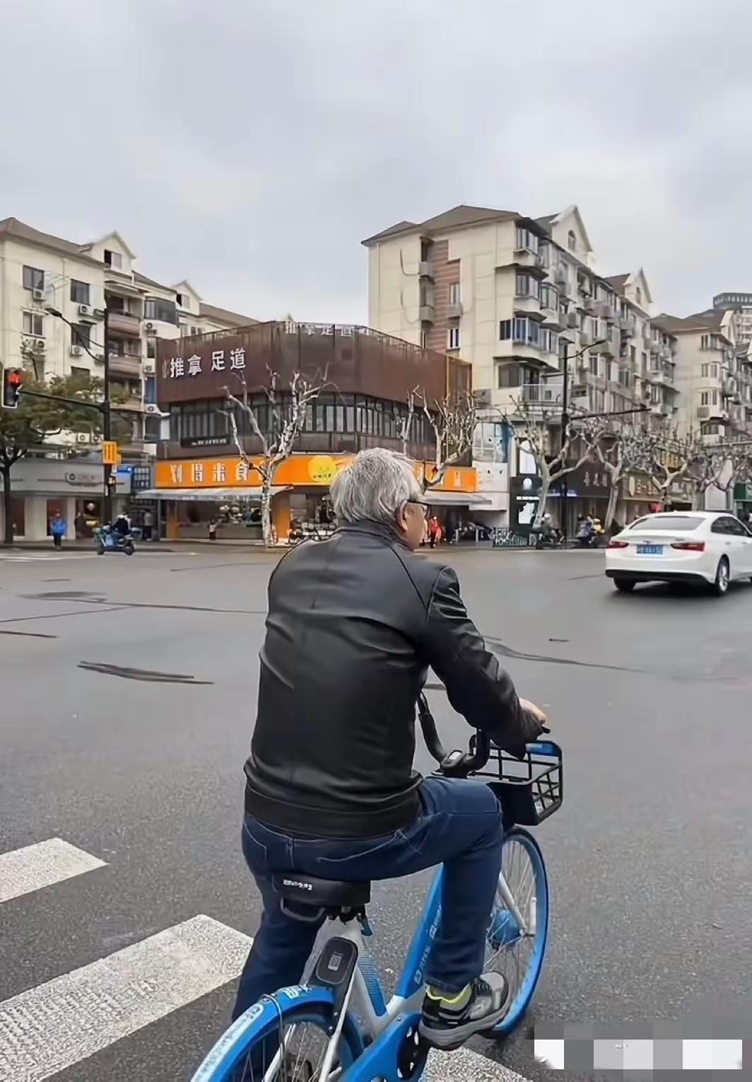 黄仁勋在街头骑共享单车。