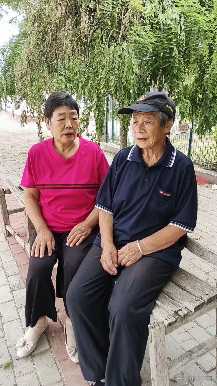 公园相亲角看着满是夕阳红，实则藏三层现实！老年人再婚，先把钱财说清才靠谱
 
 