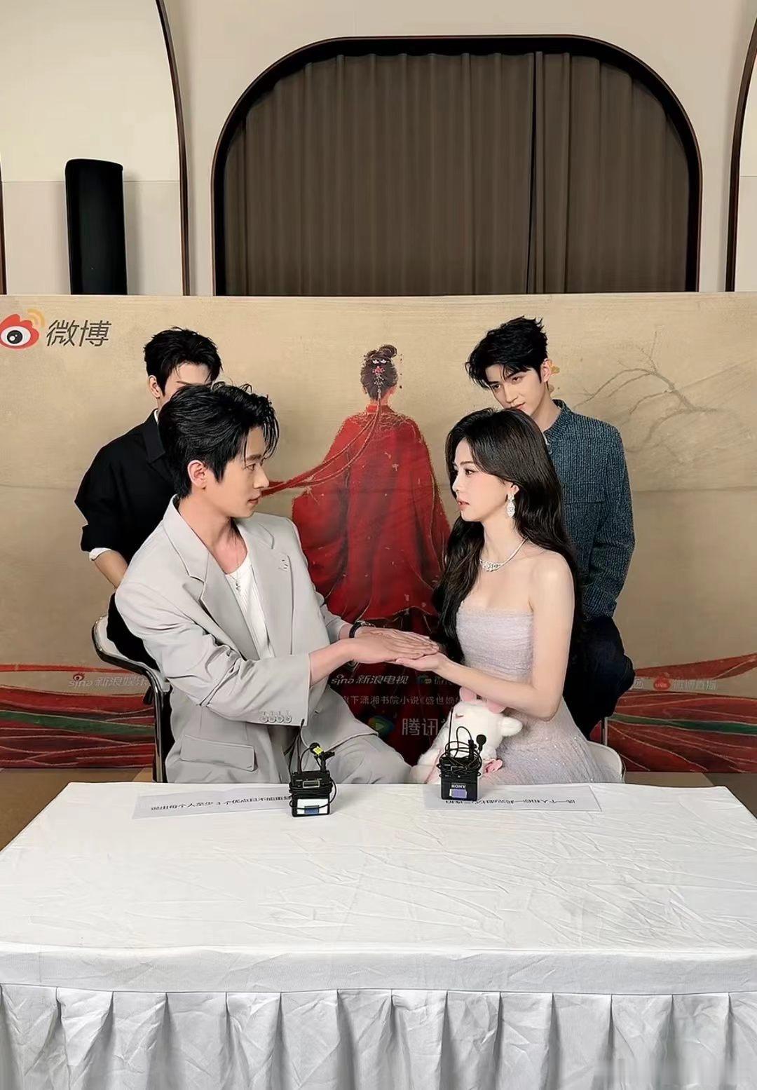 白鹿拍了丞磊3次都没躲这1分钟丞磊眼睛没离开过白鹿游戏这段甜度超标！不管白鹿怎么