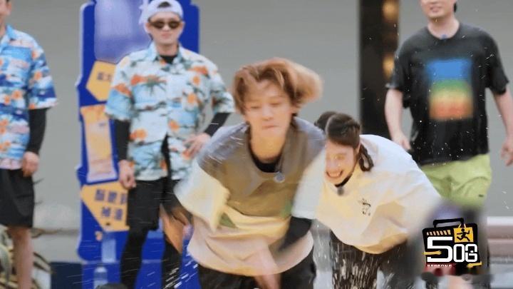 鹿晗跑得乱七八糟鹿晗跑得像刚和四肢认识哈哈哈哈哈 鹿晗遇上张雨霏，跑步技能直接清