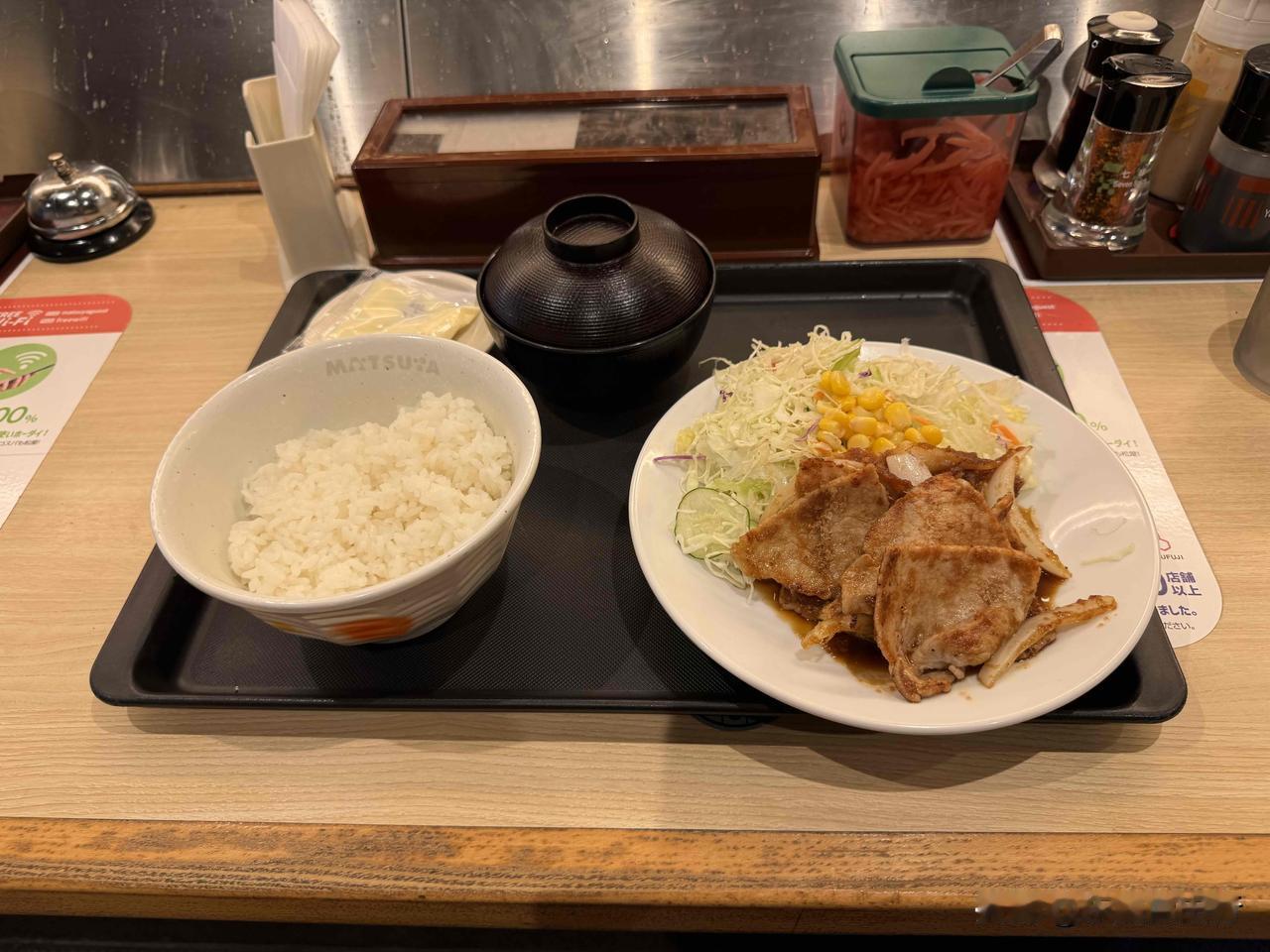 松屋这个定食，肉很干涩哎。
咬不动。
其他完食，肉留下了。
850日元。
这是我