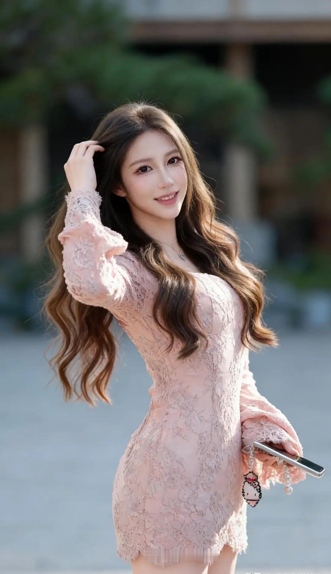 你身着一袭粉嫩蕾丝长裙，宛如从童话中走出的仙子，轻盈飘逸，美得令人窒息。金色的长