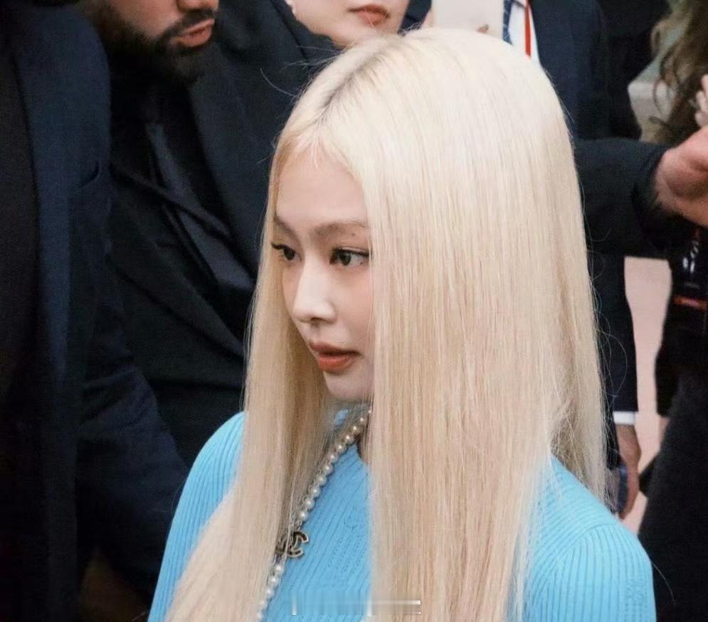 #Jennie金发看秀#Jennie金色长直发造型真的很美，让人眼前一亮又一亮，