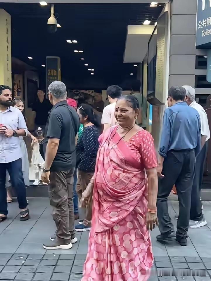 前两天刷到杭州拱墅区某街道办的告示贴在出租屋楼道口——蓝底白字，手写体加粗，写着