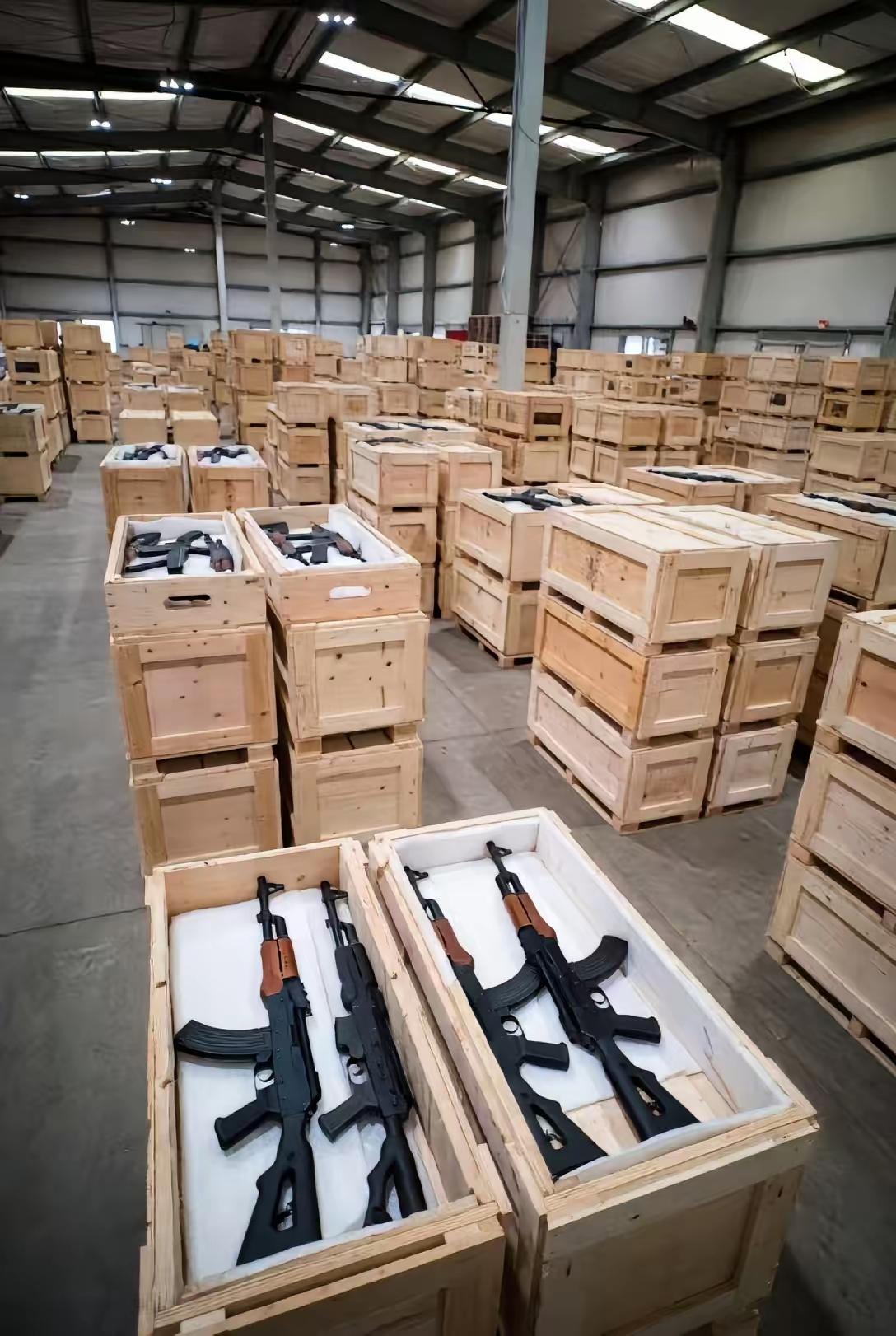 ​看到伊朗革命卫队的地下弹药仓库，可真够吓人的。这些堆满整齐的木箱里面存放着大量