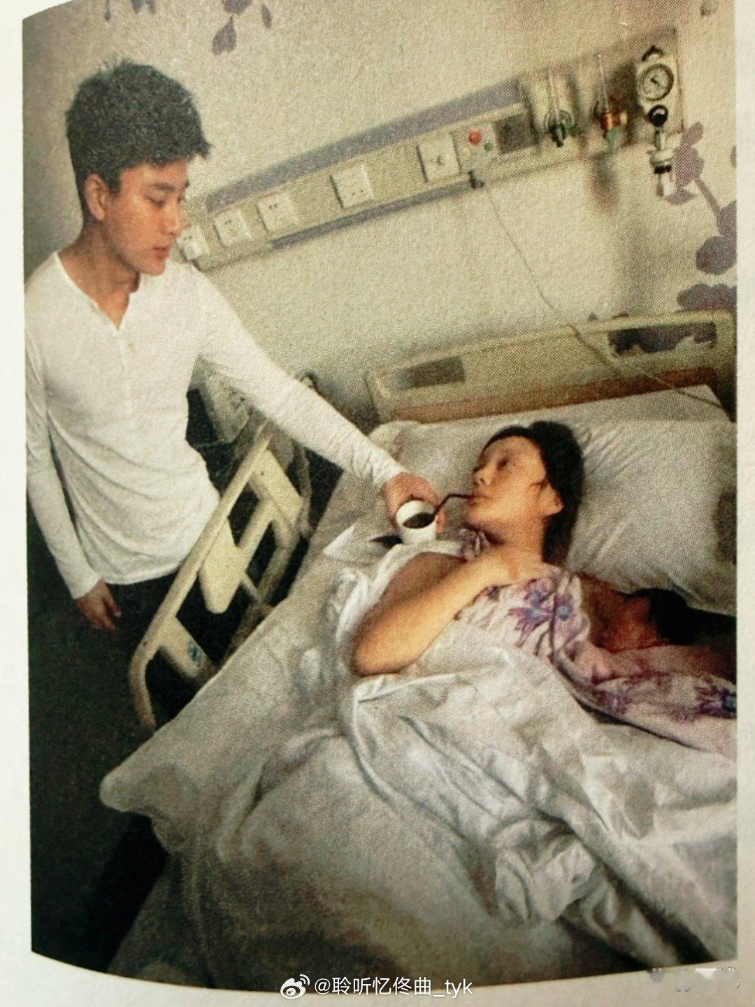 李小璐生甜馨的时候也是剖宫产 贾乃亮寸步不离的守在旁边照顾李小璐 