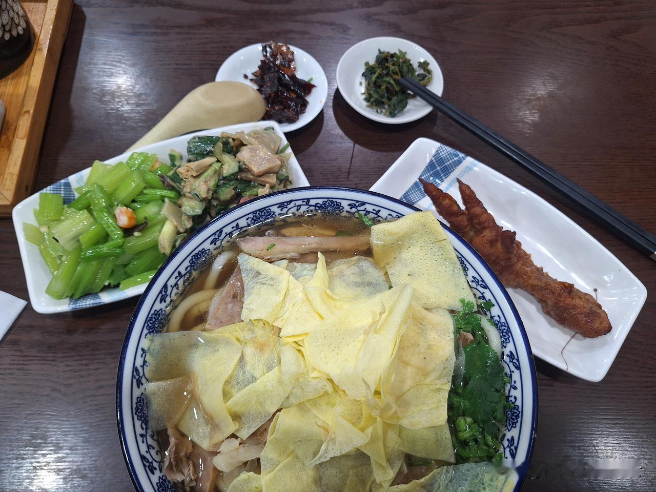 我们老家的小吃——和乐，其实俺们老家是从山西移民过来的，这种小吃原来叫饸饹，可当