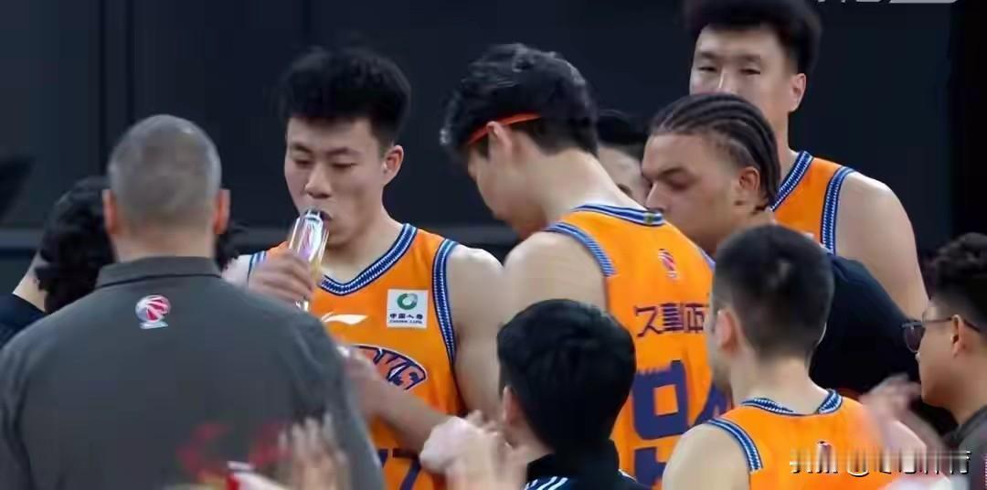 打个锤子！上海84-68大胜江苏，看看球员数据，谁才是赢球的最大功臣:

1、王