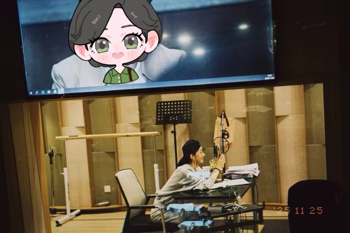 赵丽颖反戴棒球帽工作照 赵丽颖反戴棒球帽工作照，赵丽颖录音室花絮照送达，是我们认