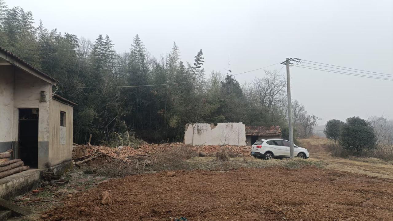 你家农村的老屋还有吗?老屋还在，就是旁边厢房已经倒塌，需要重新盖啊！消失的岁月，