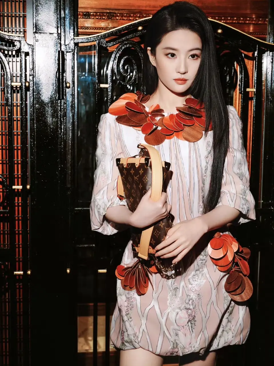 刘亦菲出发lv女装秀～