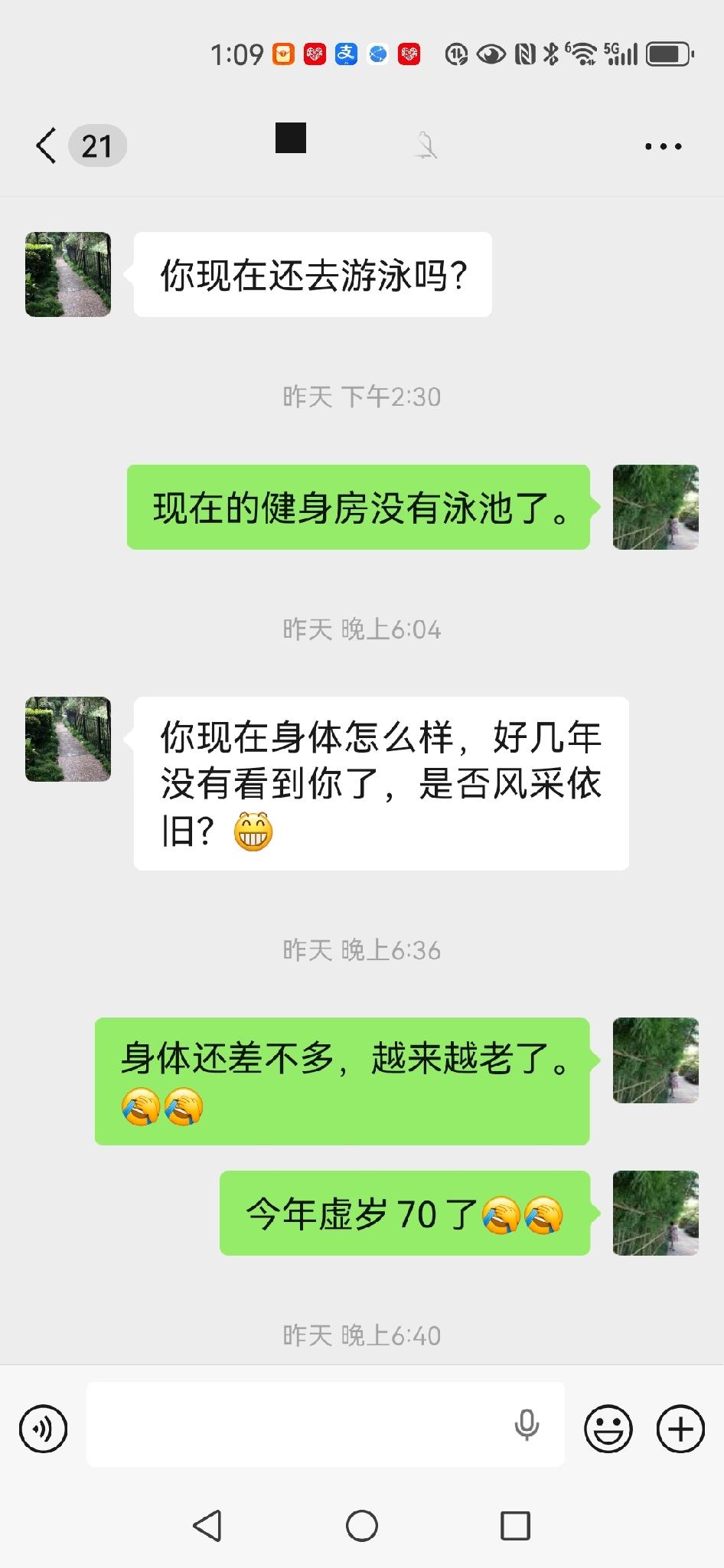 昨晚收到了一束花……

他在附近干活，住酒店，在叮咚上订的栀子花。

70岁的老