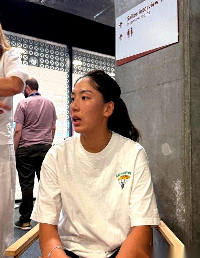 法网女单，王欣瑜输了球，走到网前。
对面，德国选手科尔帕奇抬起手，又猛地收了回去