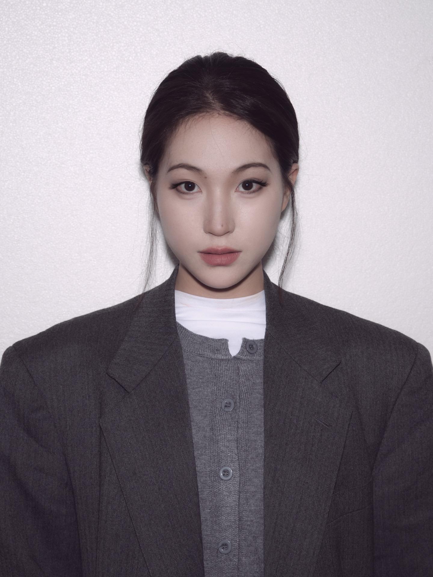 看着是老师，其实是爱豆。每天全开麦舞台，进班级的时候会获得某些真爱粉的...