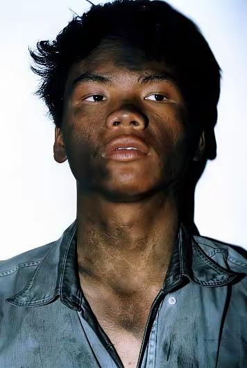 2004年，乍暖还寒，三亚，蓬头垢面的马加爵被按倒在地。

虽然他内心深处精密而