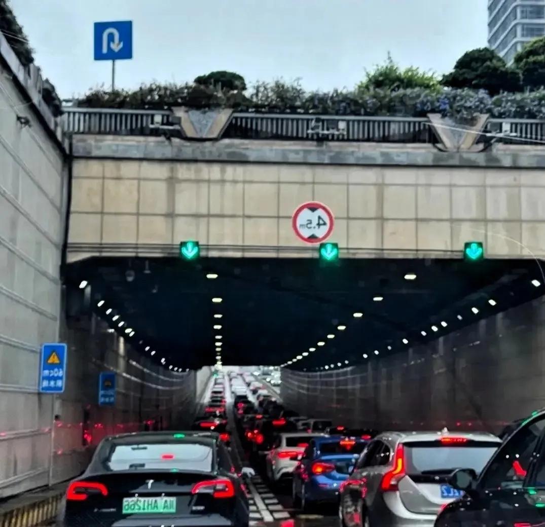 交强险吃大锅饭的时代，终于要被掀翻了。
 
6月1日的新规，直接让马路“生态链”