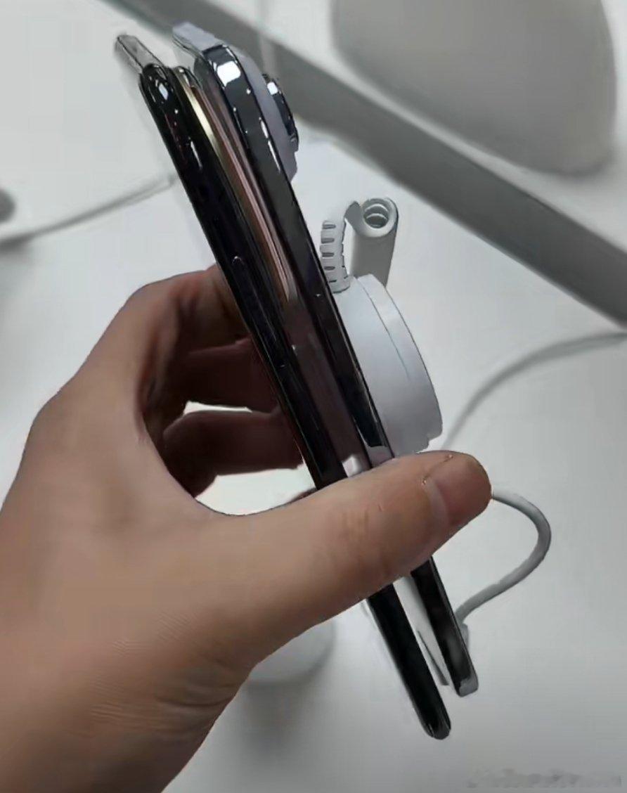 限制手机薄厚的是Type C和Sim卡槽。电池容量比苹果17Air更大，麒麟90