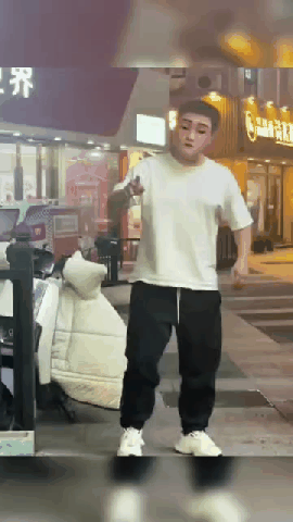笑不活了！白衣男子喝醉酒后，在女子的店门口撒尿，还骄傲的说“你知道我尿的多高吗？