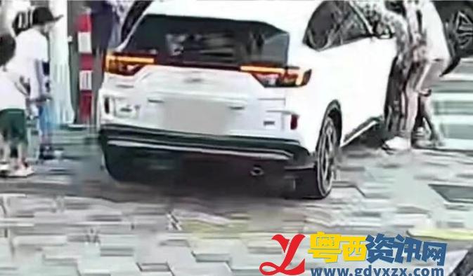 近期，茂名市退役军人张健乘坐摩托车时，发现一辆小车启动后将一名男童卷入车底，他立