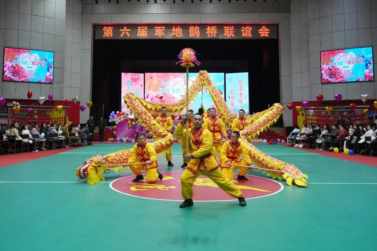 军恋[超话]  近日第82集团军某旅携手驻地妇联和企事业单位用一座“鹊桥”使百余
