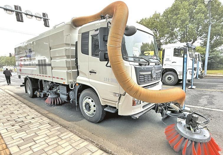 锡锡相关【无锡环卫技能竞赛上演高精对决】10月26日恰逢“环卫工人节”，无锡市环