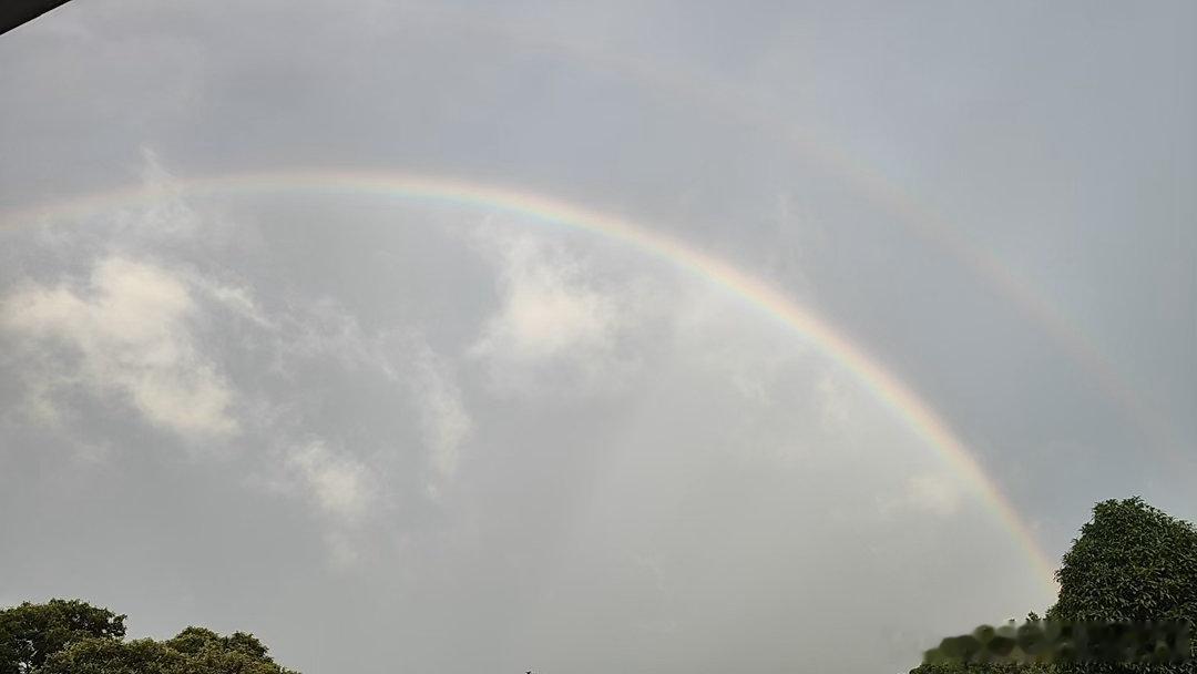 偶然抬头，接住雨后的一份温柔🌈🌈 
