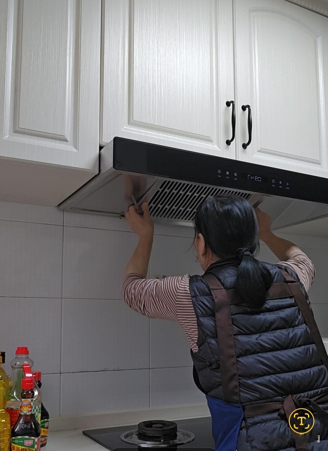 昨天做家政挣了380块，打扫了两家卫生。第二家客户临走的时候，还送给我一盒好吃的