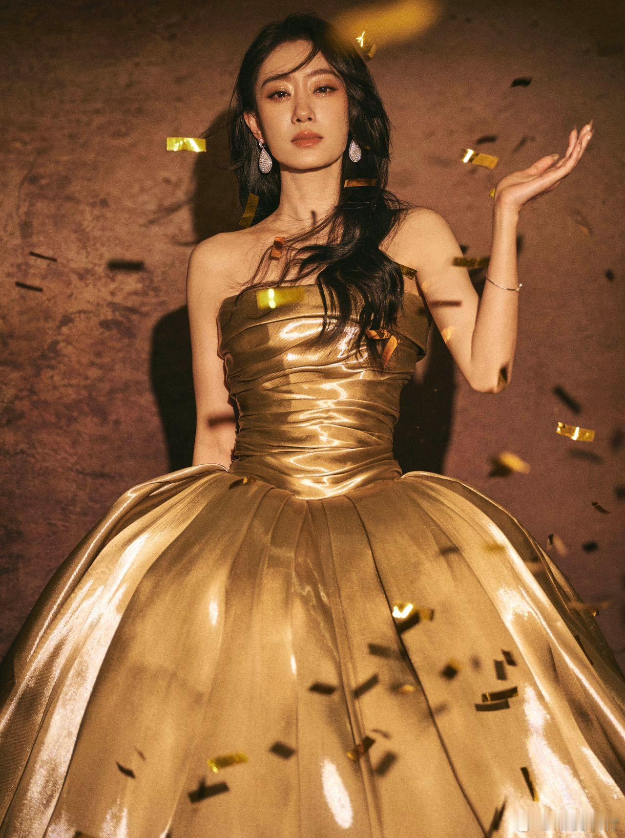 张小斐 妈妈级别 张小斐此次舞台表现，以一种“妈妈级别”的沉稳自信征服众人。她的