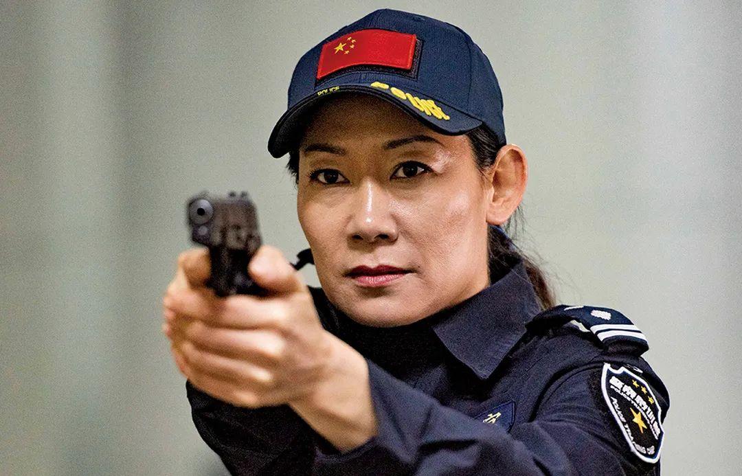 孙陶，人称“钉子姐”，因在《警察特训营》中，5米手枪板上钉钉一战成名，现任青岛公